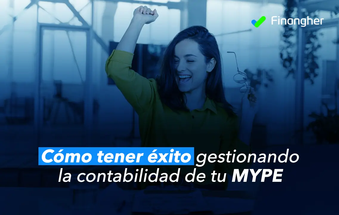 Emprendedores exitosos revisando reportes financieros de sus MYPE con Finangher